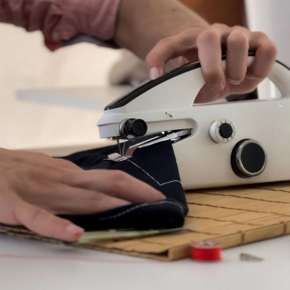 MiniCouture™ – La machine à coudre portable intelligente pour vos retouches express !