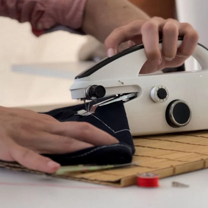 MiniCouture™ – La machine à coudre portable intelligente pour vos retouches express !